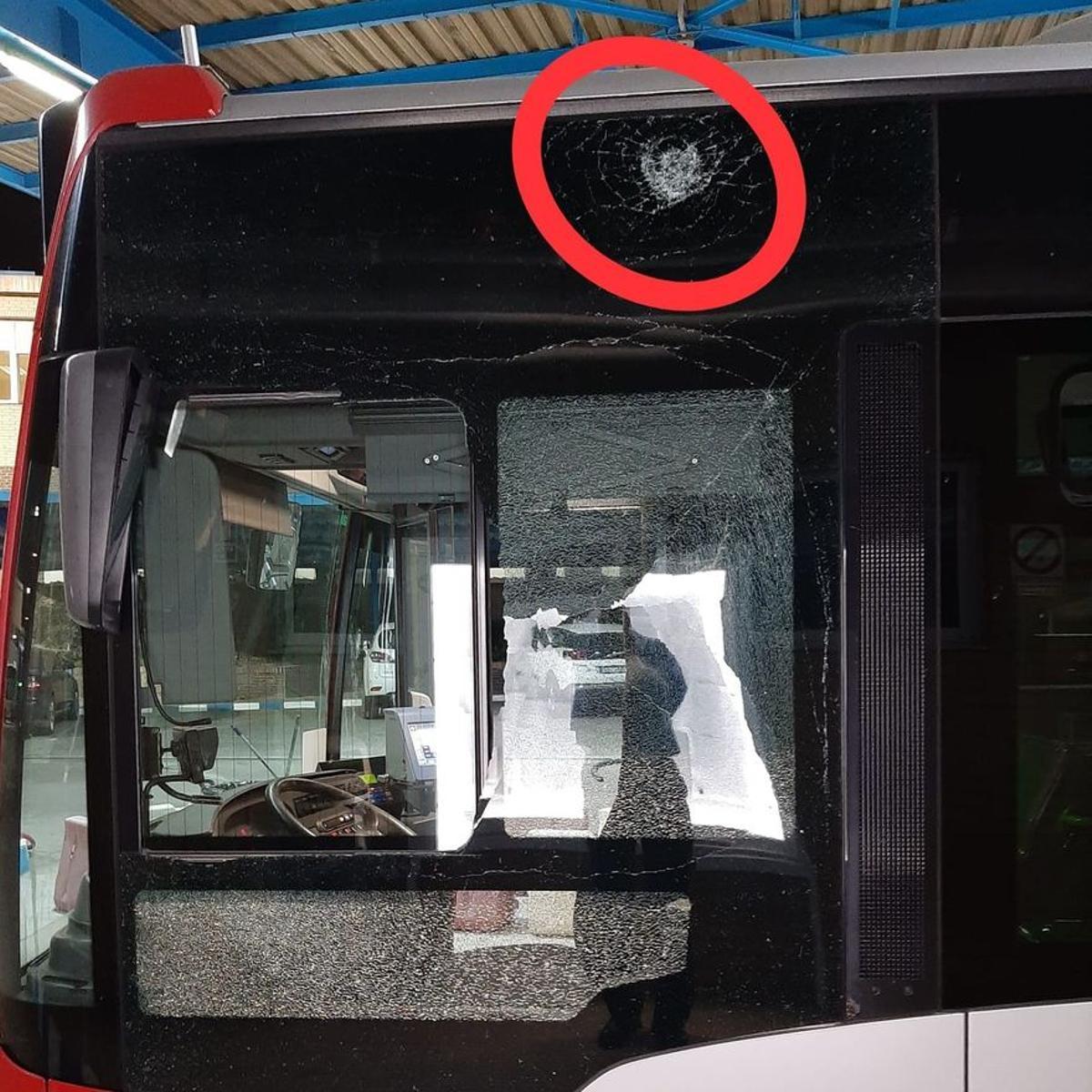 Una luna rota de un autobús urbano, tras una pedrada en Juan XXIII