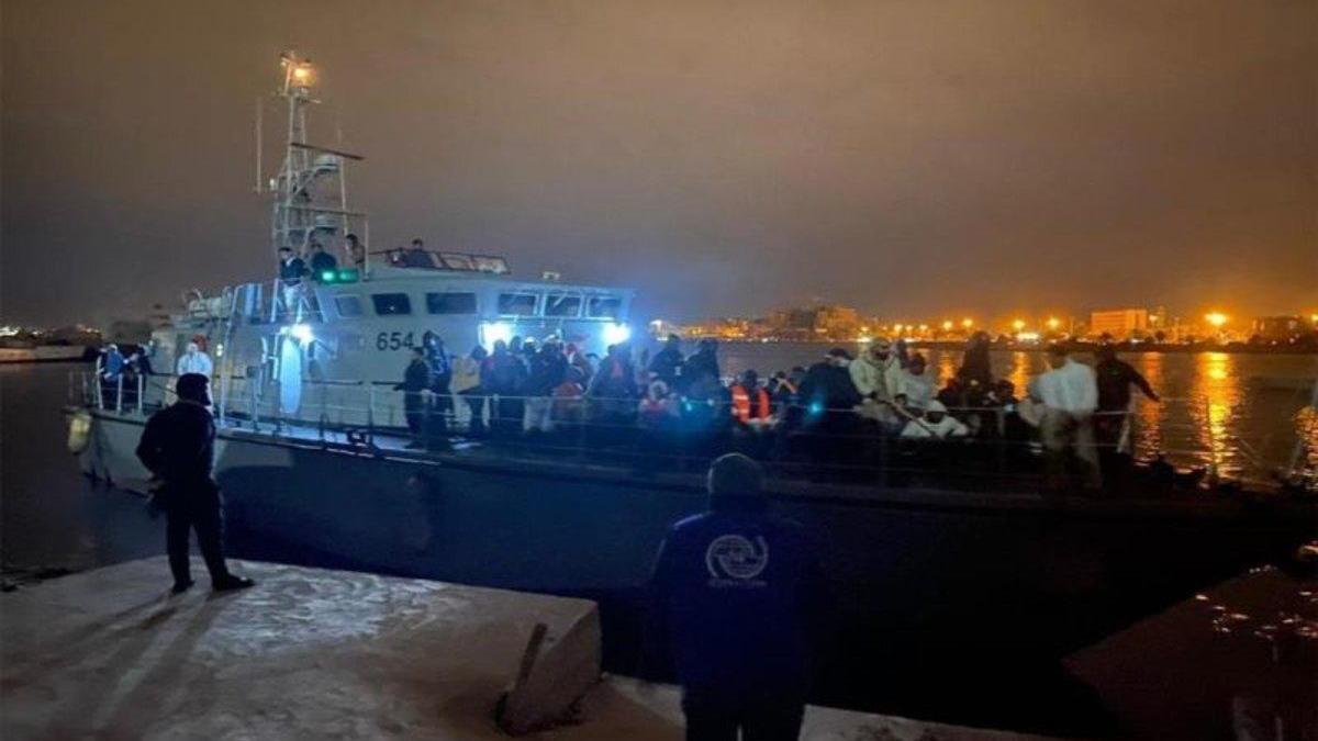 Patrullas libias interceptan a cientos de inmigrantes en el Mediterráneo
