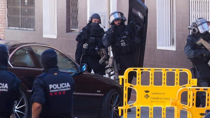 Los Mossos han abatido a un terrorista en una comisaría de Cornellá.