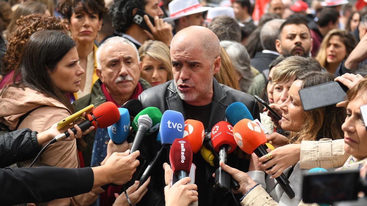 El secretario general de CCOO, Unai Sordo, ofrece declaraciones a los medios durante la manifestación por el Día del Trabajador, a 1 de mayo de 2025, en Madrid.