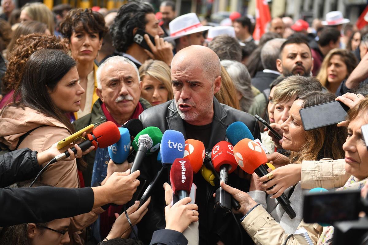 El secretario general de CCOO, Unai Sordo, ofrece declaraciones a los medios durante la manifestación por el Día del Trabajador, a 1 de mayo de 2025, en Madrid.