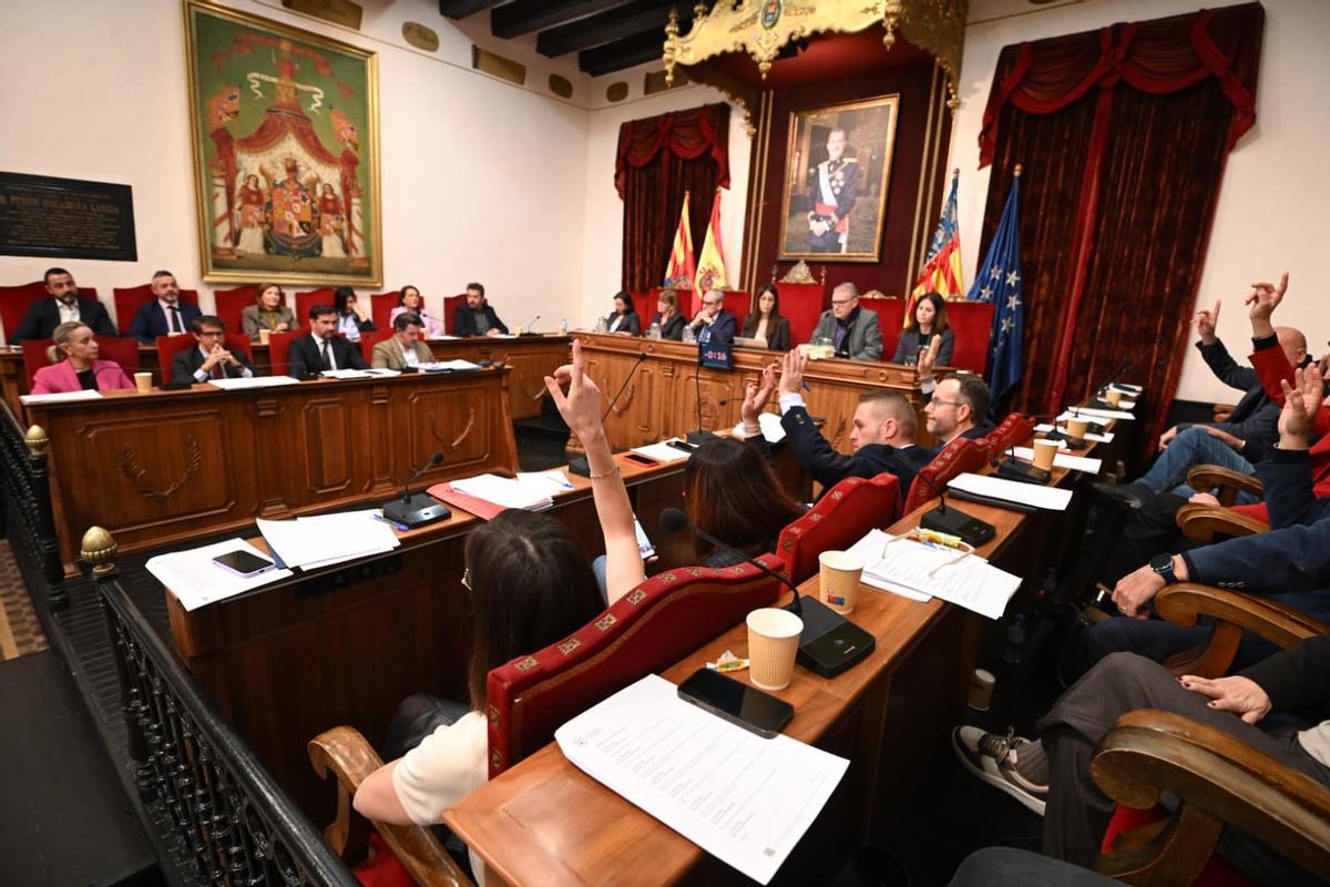 La Corporación municipal, en una de las votaciones de este lunes.