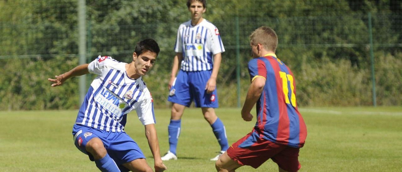 El levantinista Róber, entonces en edad cadete, intenta regatear a Gerard Deulofeu en la semifinal ante el Barcelona en 2011. |  // CARLOS PARDELLAS