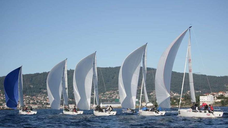 Un instante de una salida de la flota durante una de las mangas disputadas en la Ría de Vigo. // FdV