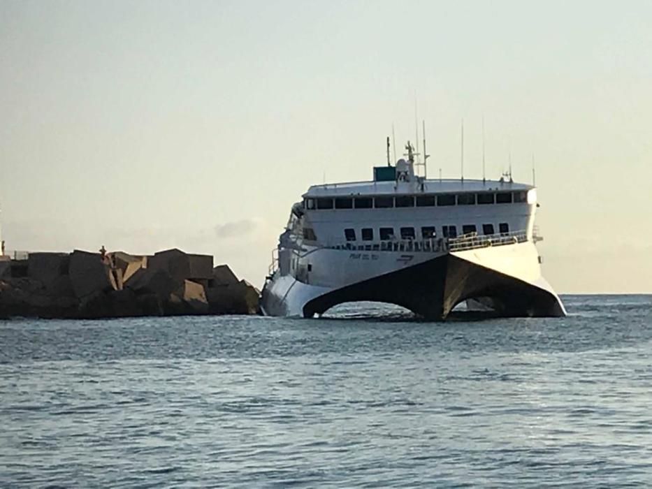 Un ferry con 400 pasajeros encalla en el puerto de Dénia