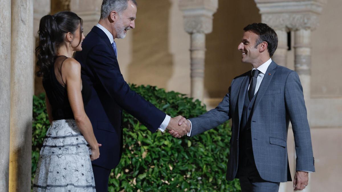 Los Reyes de España con Emmanuel Macron, presidente de Francia, en la III Cumbre de la Comunidad Económica Europea en Granada