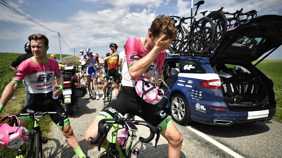 zentauroepp44430372 riders clean their eyes after tear gas was used during a far180724125544