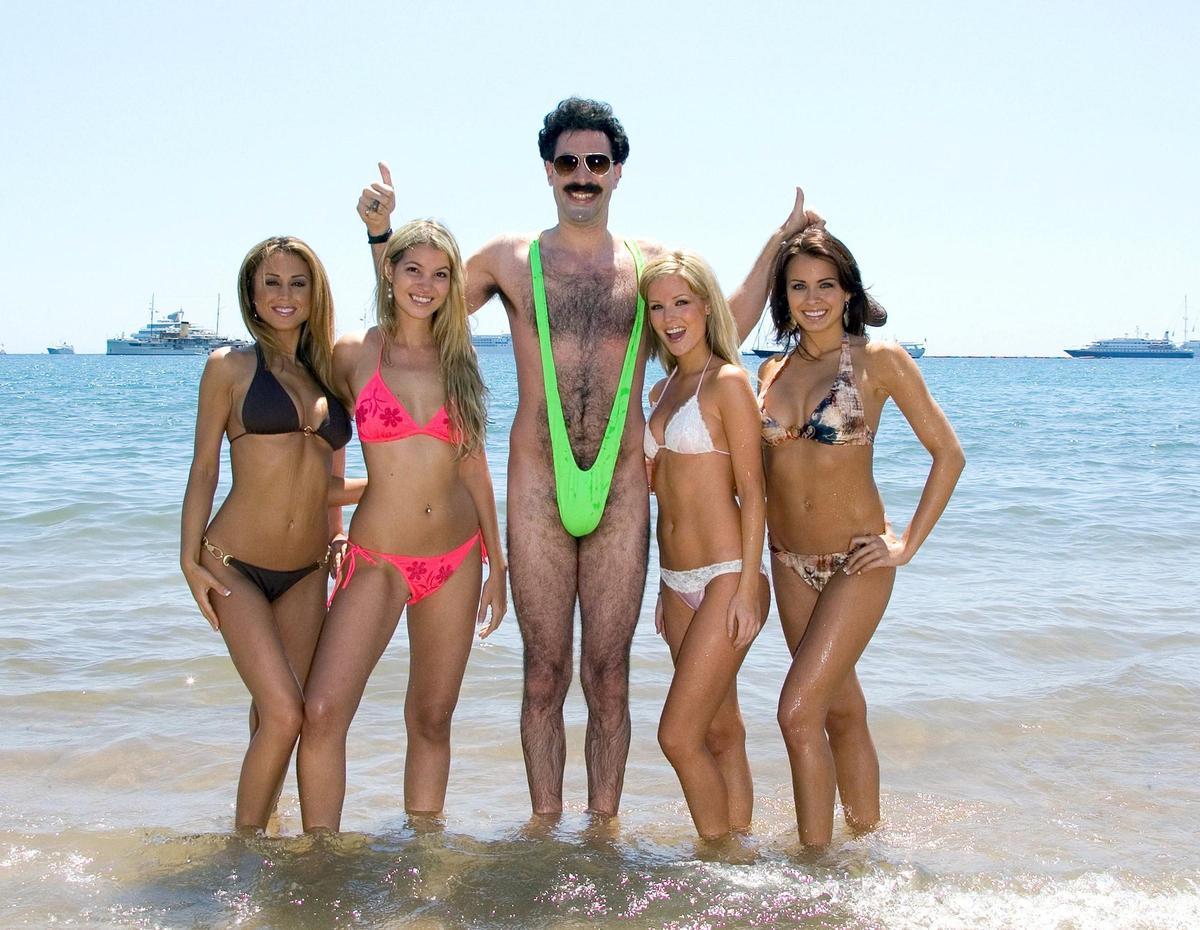 Sacha Baron Cohen interpreta a Borat con el famoso bañador verde.