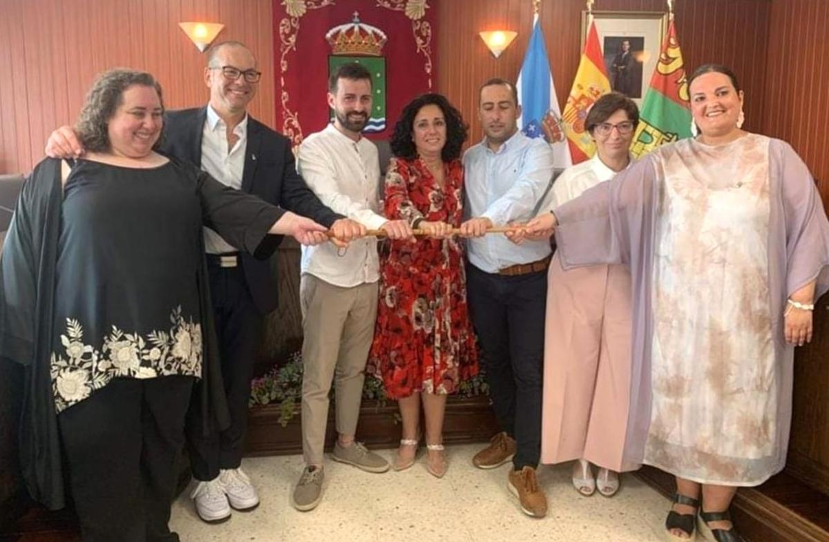 La alcaldesa, en el centro, con los ediles del gobierno socialista de Cee.