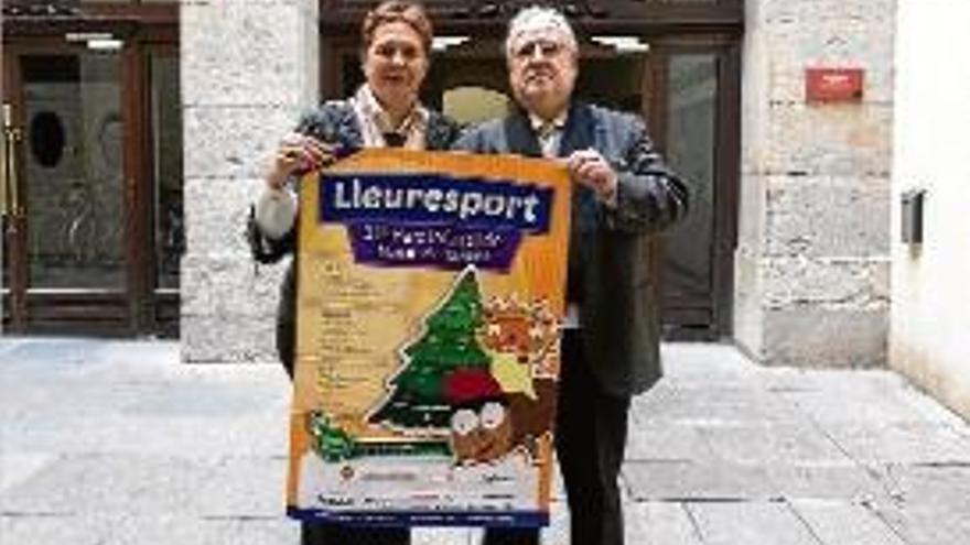 Isabel Muradàs i Francesc Cayuela, amb el cartell del Lleuresport.