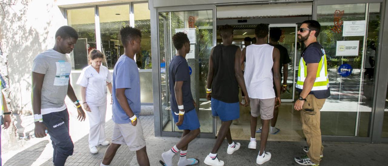 Trasladan a los refugiados de València de un pabellón a residencias de estudiantes
