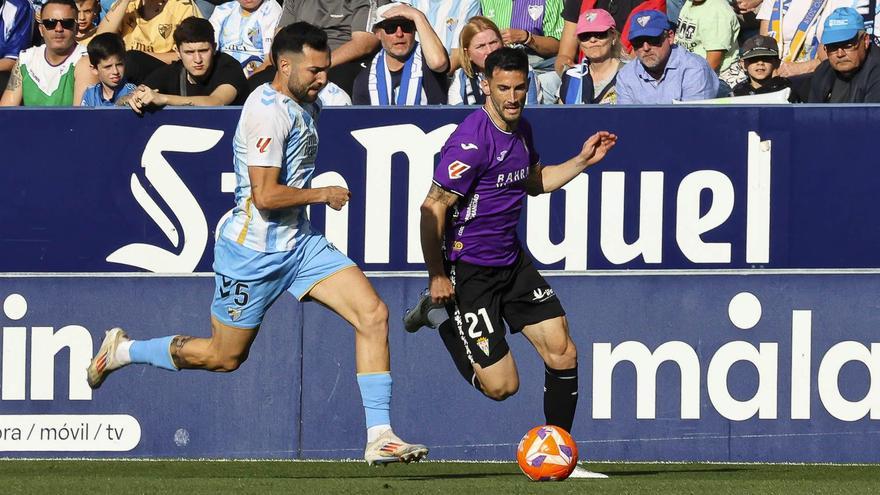 Carlos Albarrán conduce el esférico durante la pasada visita al Málaga en La Rosaleda.