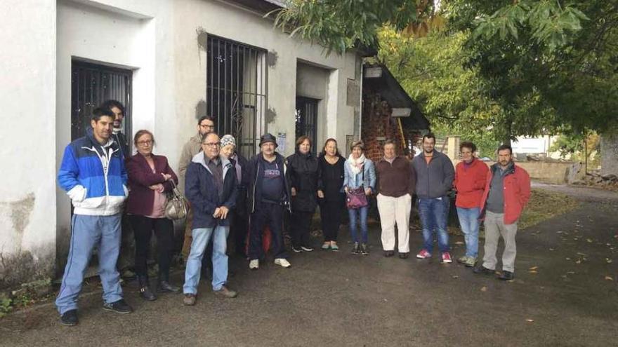 Asistentes a la asamblea en los exteriores del local al no permitir el alcalde su acceso.