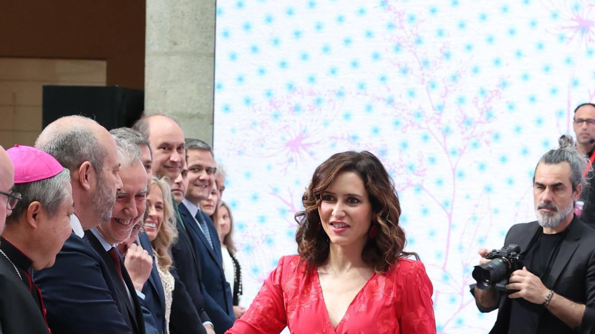 Isabel Díaz Ayuso con vestido rojo de flecos de Rocío Osorno.