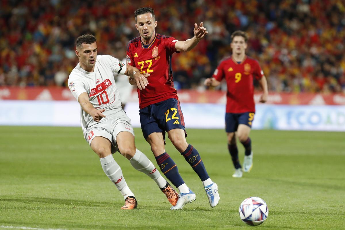 ZARAGOZA, 24/09/2022.- El delantero de la selección española Pablo Sarabia (c) palea un balón con Granit Xhaka, de Suiza, durante el partido de la Liga de Naciones que España y Suiza disputan este sábado en el estadio de La Romareda, en Zaragoza. EFE/Javier Belver