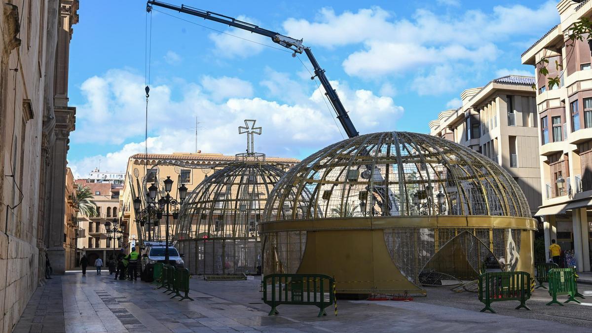 Instalación de las luces de Navidad junto a Santa María.