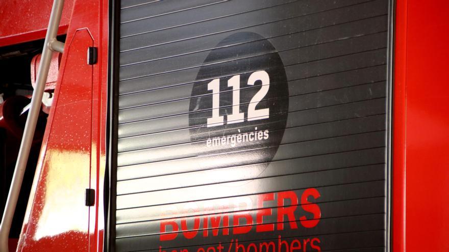 Un dels camions dels Bombers de Barcelona amb el número del telèfon 112 al lateral