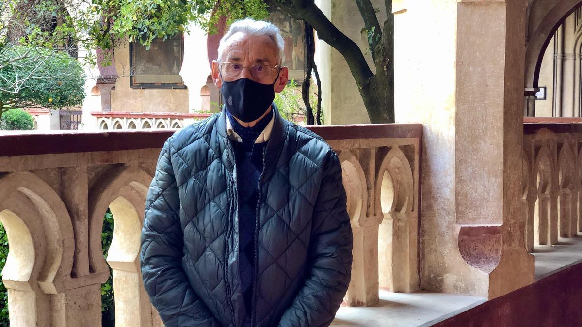 Fray Guillermo Cerrato en el claustro mud´éjar del Real Monasterio de Guadalupe.