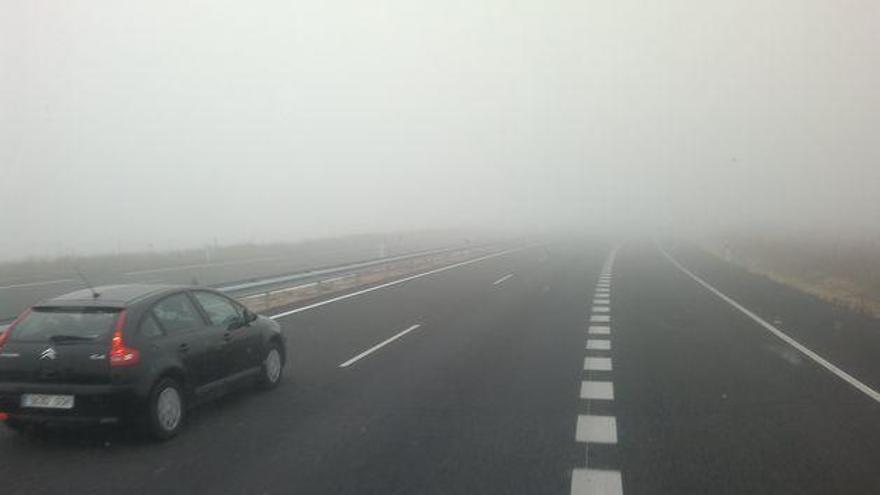 La niebla condiciona el tráfico en doce tramos viarios de Huesca y Zaragoza