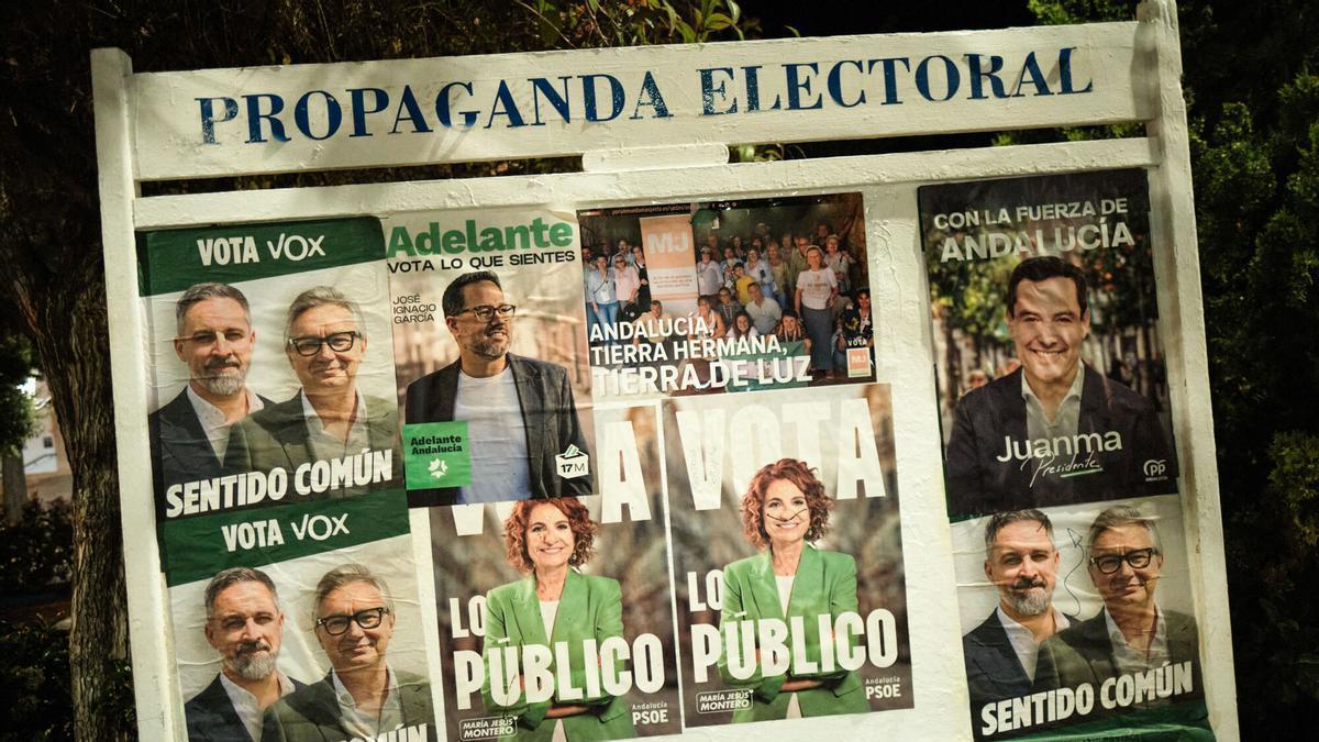 Vista de publicidad electoral en una calle de Málaga.