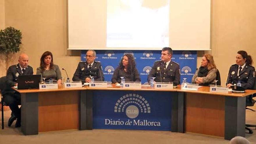 De izda. a dcha., Biel Rosselló, una alumna del curso, Jaume Pla, Angélica Pastor, Guillermo Mascaró, Margarita Carmona y Catalina Sastre.