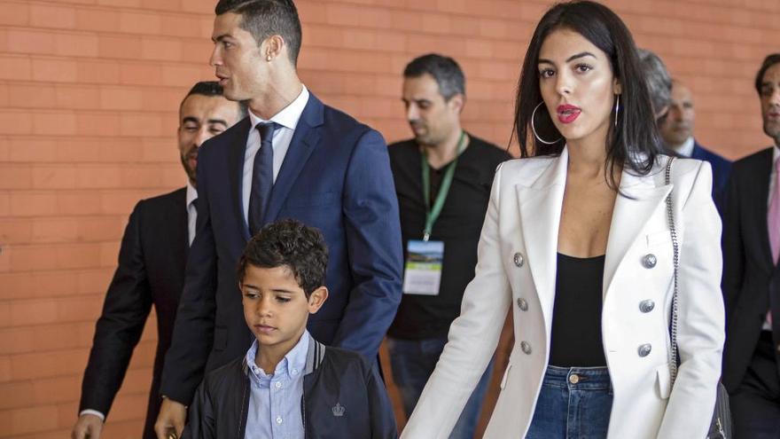 Cristiano Ronaldo, junto a su hijo y su novia Georgina Rodríguez.