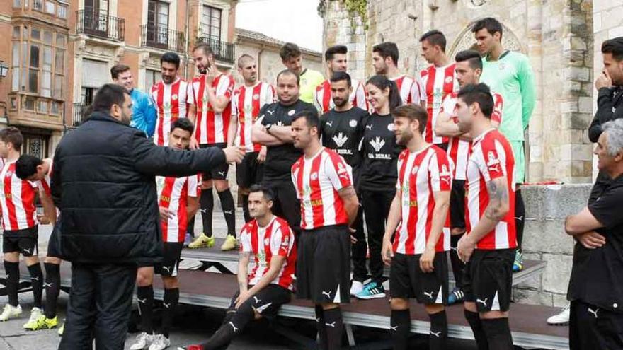 Los preparativos para realizar la fotografía oficial.