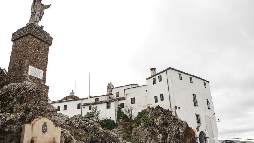 La cofradía de la Virgen de la Montaña abre el centro de interpretación y el altar de la cueva