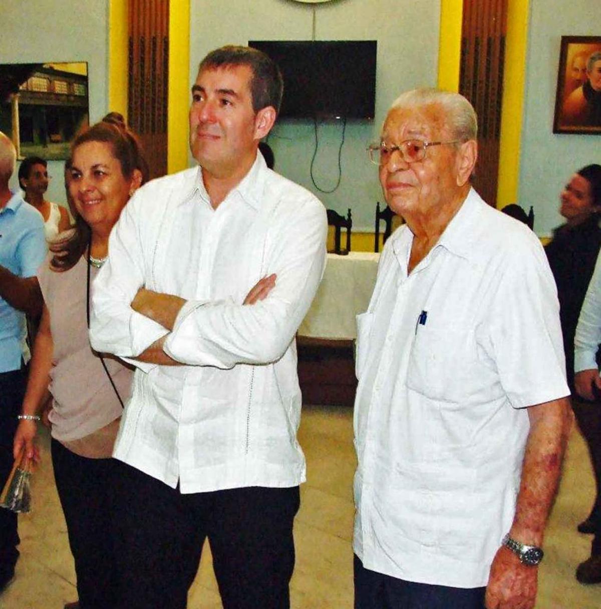 Foto de archivo de Fernando Clavijo en Cuba en 2018 junto al entonces presidente de la Casa Canaria en Cuba, Carmelo  González.