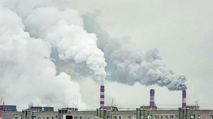 Xemeneies d’una indústria
llançant gasos tòxics a
l’atmosfera.