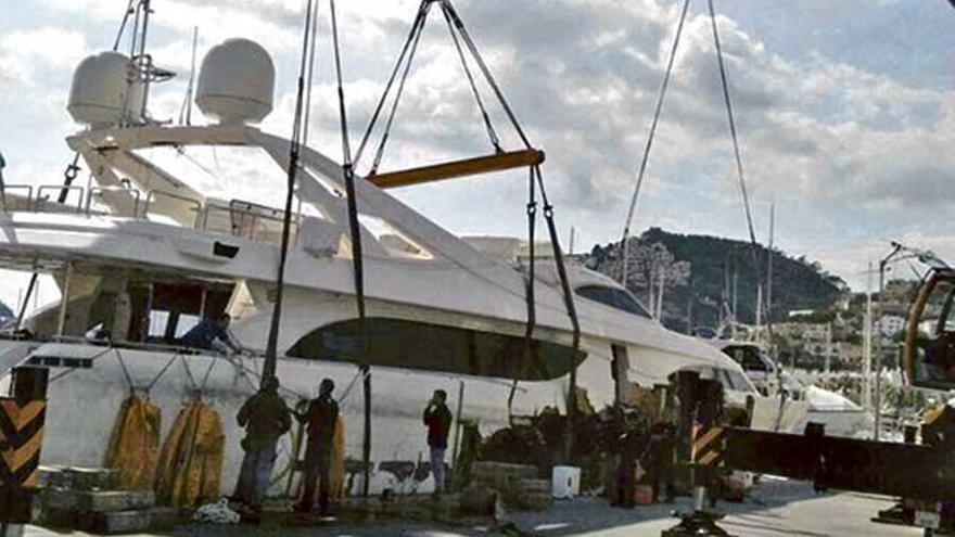 Retiran al desguace el lujoso yate destrozado durante el temporal