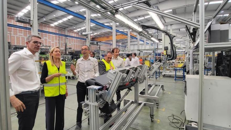 La consejera de Economía, Marta Gastón, ayer en la visita a la fábrica de Módulos Ribera Alta (MRA). | GOBIERNO DE ARAGÓN