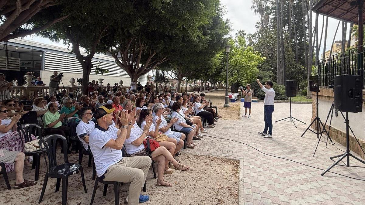 Borja Mompó, a la derecha, en el acto celebrado este domingo para lanzar su candidatura a las primarias del PSOE de Sueca.