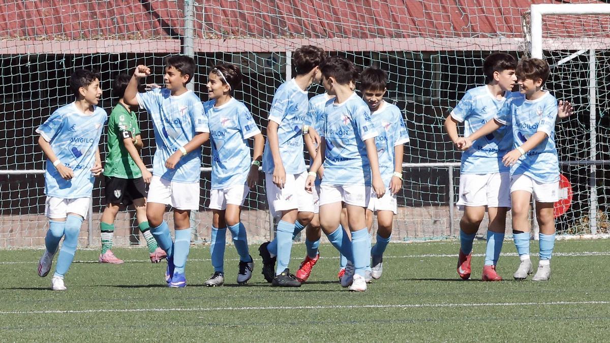 Los jugadores del Peñasco B infantil celebran un gol.