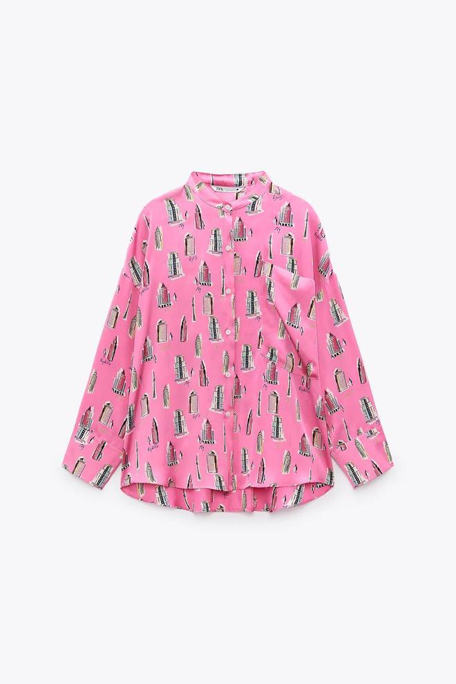 Camisa fluida con estampado rosa, de Zara (29,95 euros)