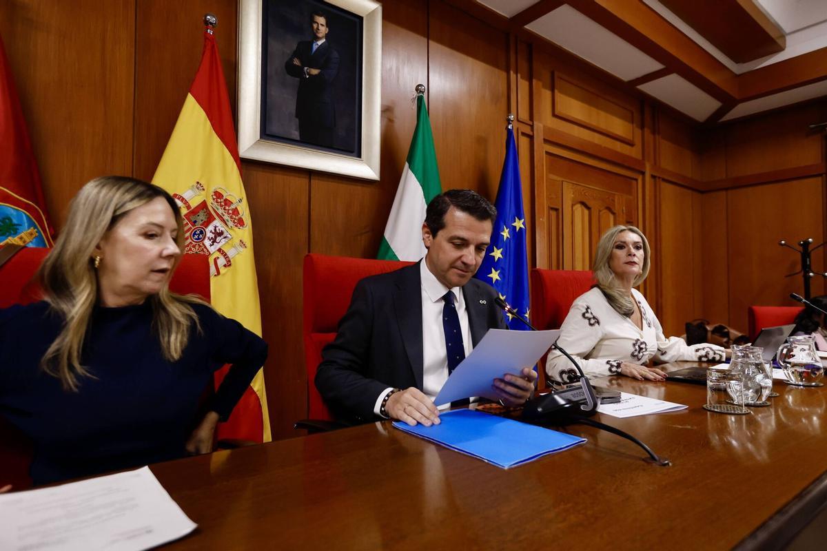 Ayuntamiento de Córdoba. El alcalde de Córdoba, José María Bellido, preside el Pleno extraordinario. En el Salón de Plenos