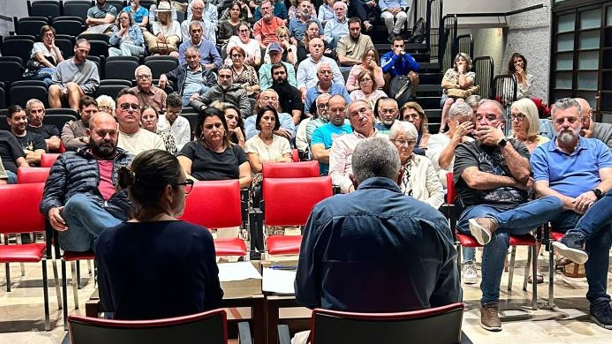 Una imagen de la asamblea vecinal contra la planta de baterías de litio, celebrada el miércoles en el Club Pollença.