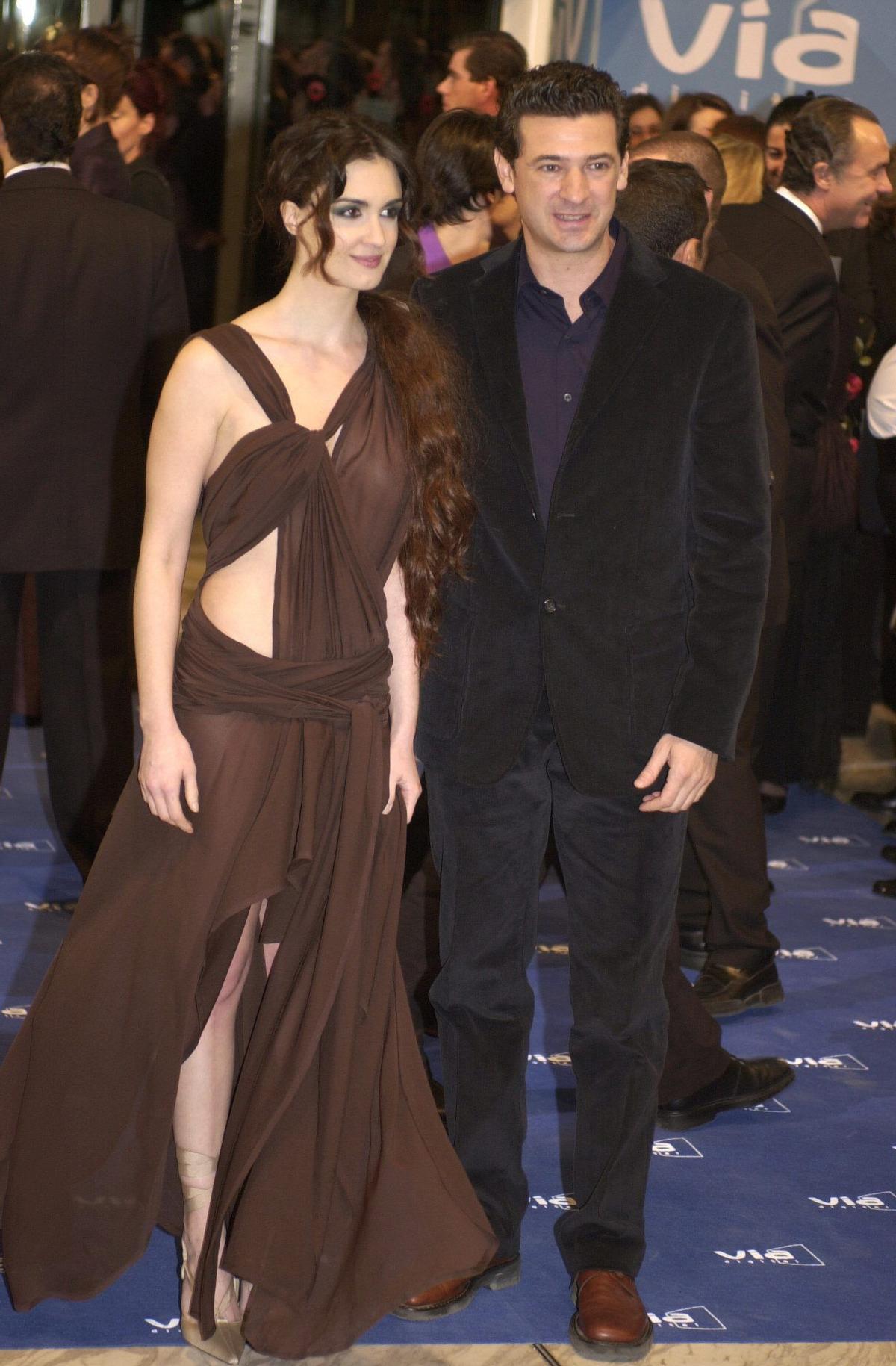 MADRID. 02.02.02.- La actriz Paz Vega, premiada como "Mejor actriz revelacion" en la XVI edicion de la entrega de los Premios Goya , a su llegada al Recinto Ferial Juan Carlos I acompañada Julio Medem, protagonista y director del film "Lucia y el Sexo. EFE/PACO TORRENTE. BIOGRÁFICO. PREMIOS GOYA. CINE ESPAÑOL. DIRECTORES. ACTRICES