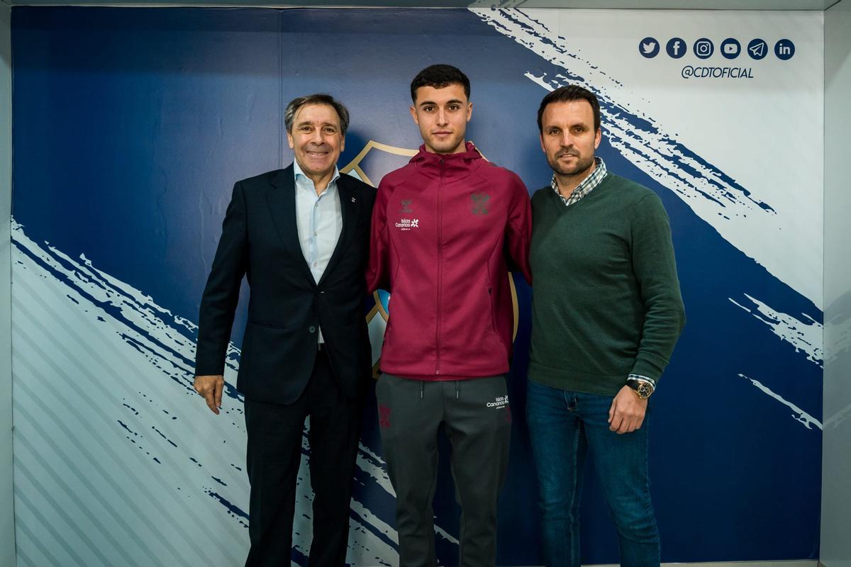 Fran Sabina junto a Felipe Miñambres y Ayoze García