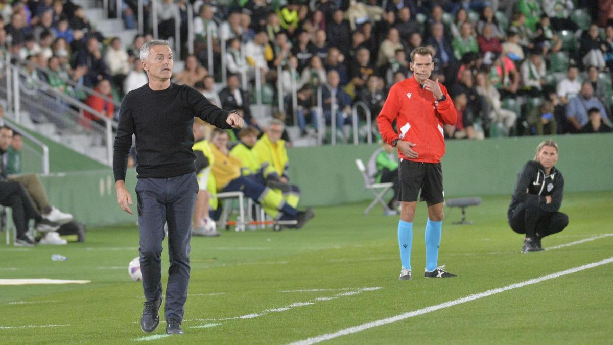 Escribá da instrucciones durante el partido disputado este sábado en Elche.