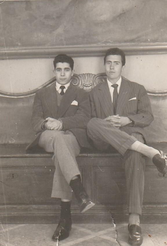 Tomás Crespo y Fernando Penetier en el Hall de la escuela de San Fernando. Madrid 1954.