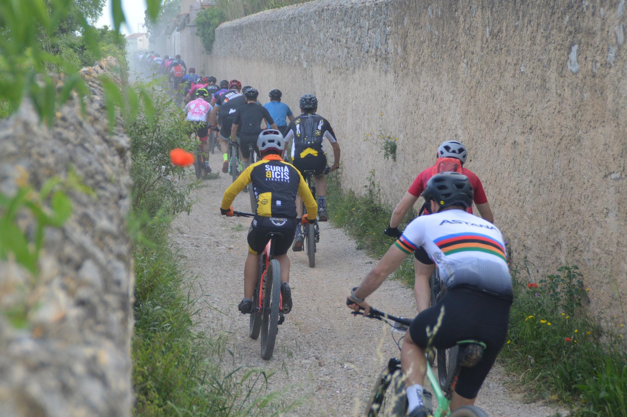 Dos-cents ciclistes estrenen a Llers l'Embruixada de BTT