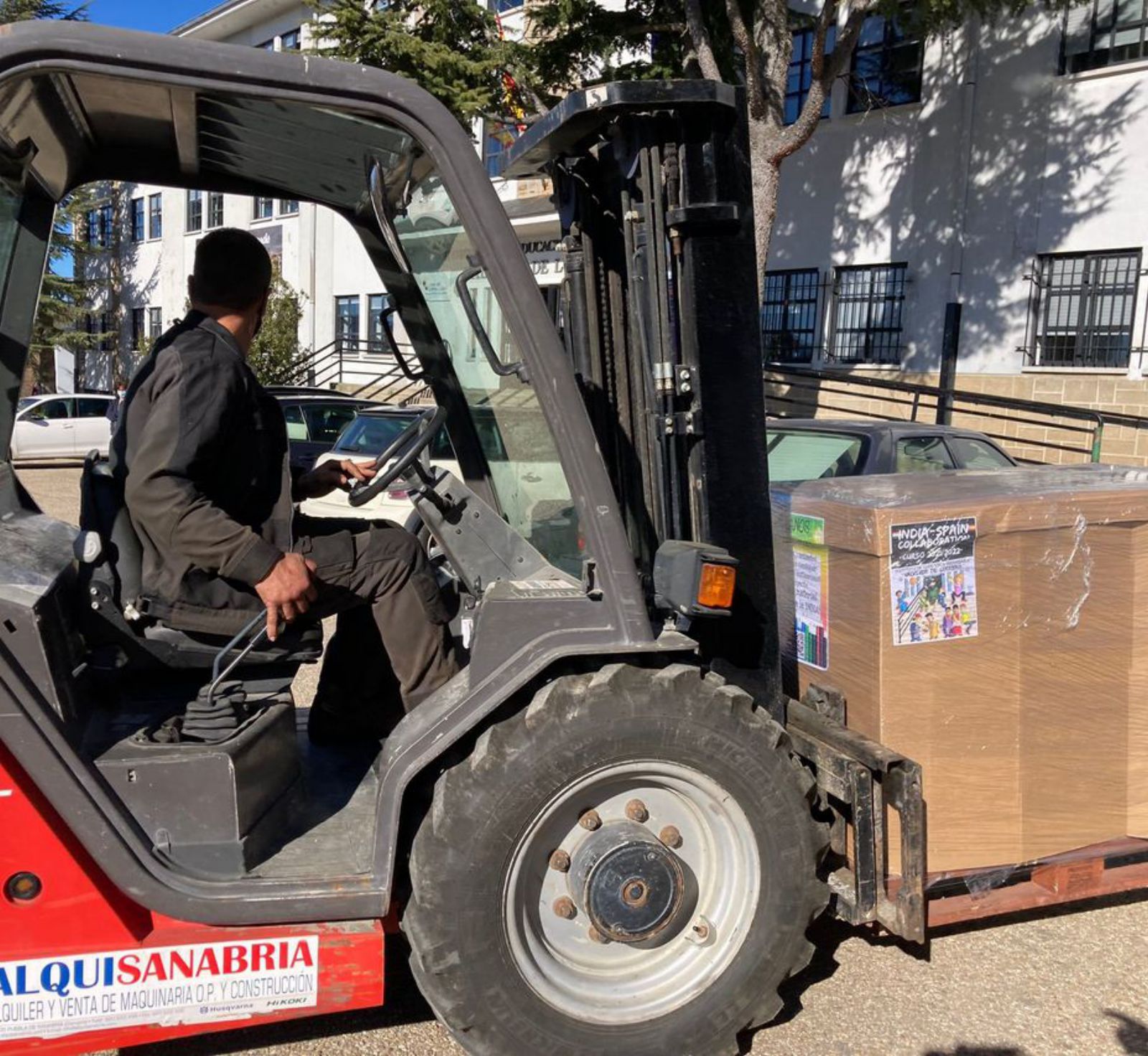 Un transportista recoge la caja para su envío.