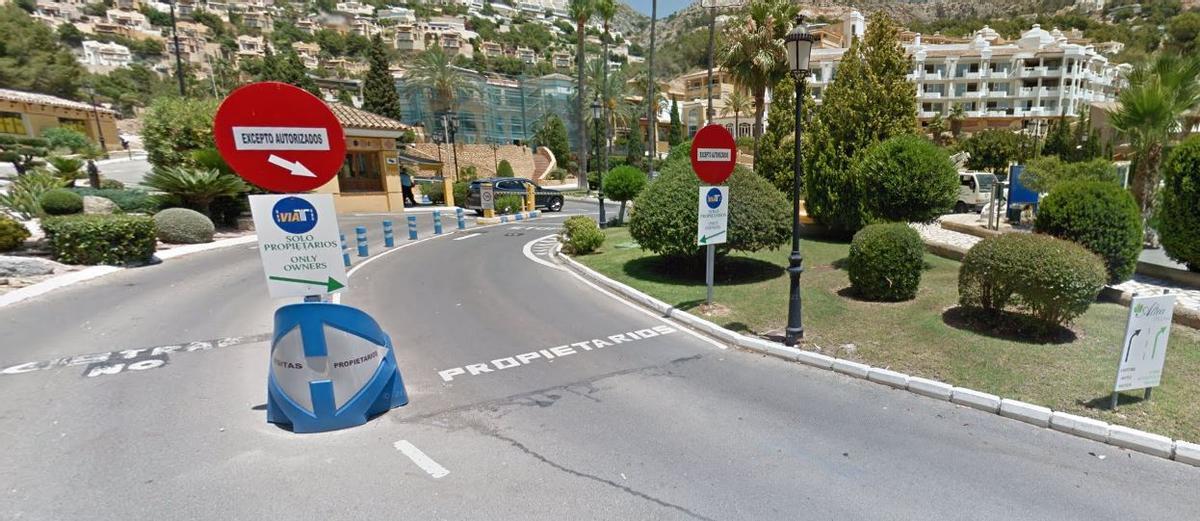La entrada a la urbanización de Altea Hills está vigilada