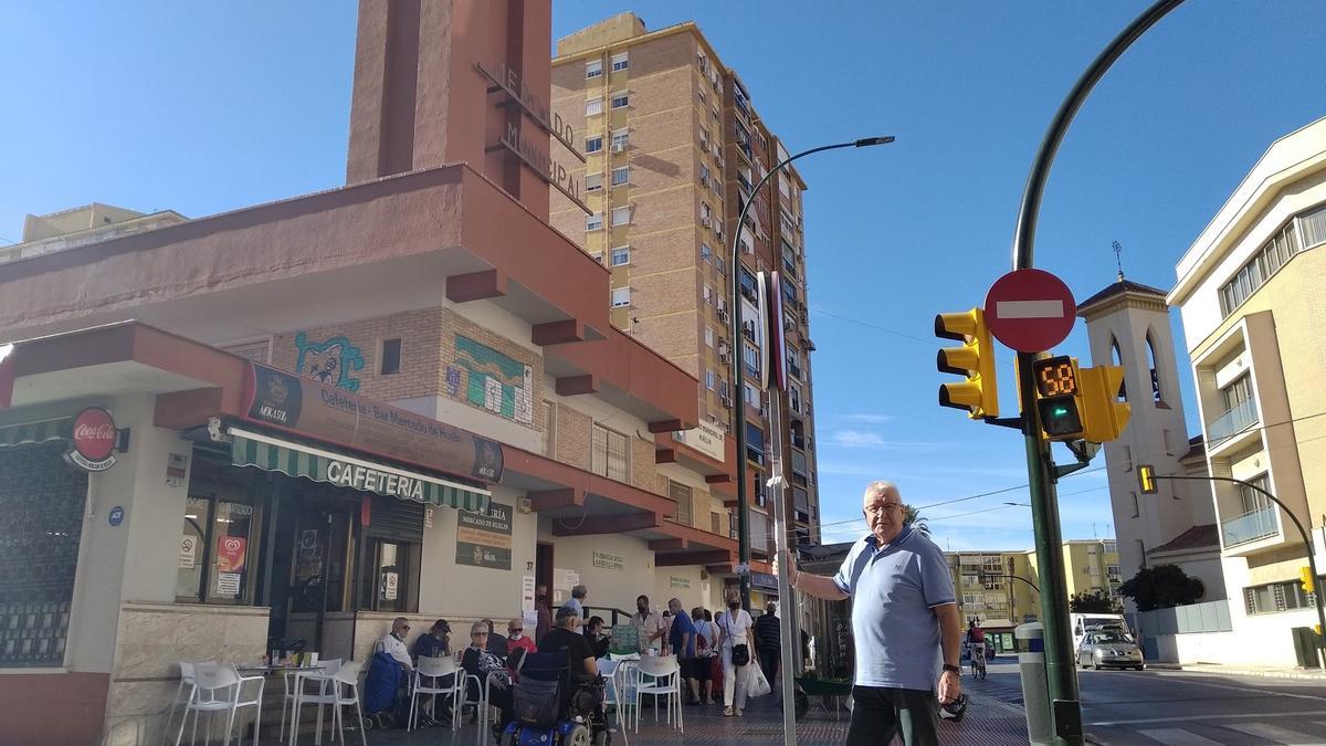 Francisco Moya, presidente de la Asociación de Vecinos ‘Torrijos’ de Huelin, en 2021 delante del mercado del barrio