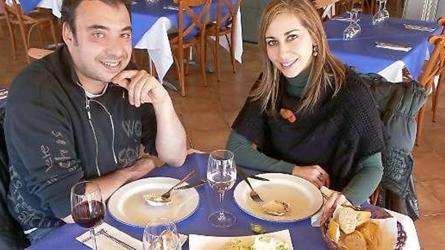 Juanjo Marcos y Beatriz Hernández, en el restaurante Riomar de Llanes.