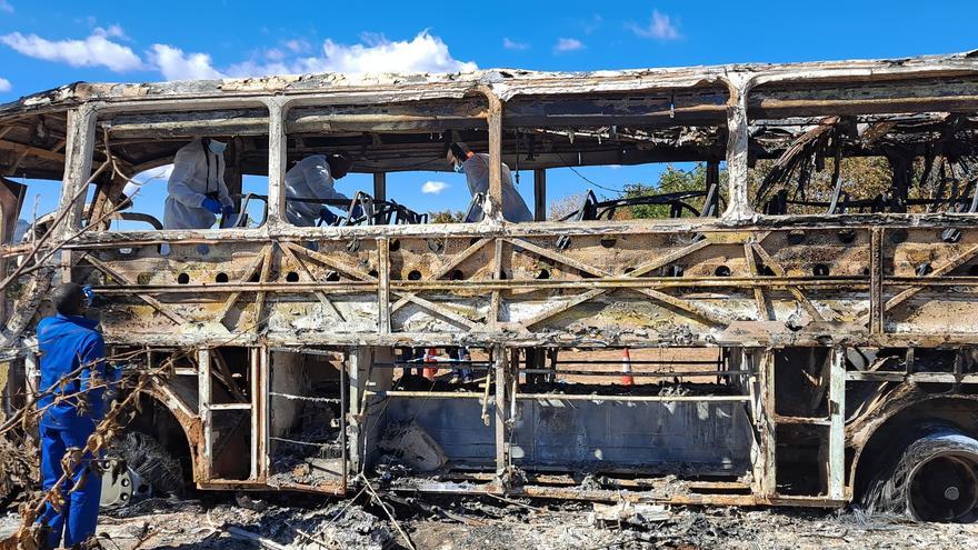 El autobús incendiado en Zimbabue.