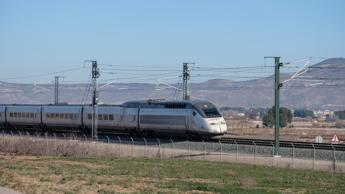 Tren de alta velocidad en las proximidades de Villena, en un trazado que se integrará en el futuro en el Corredor Mediterráneo.