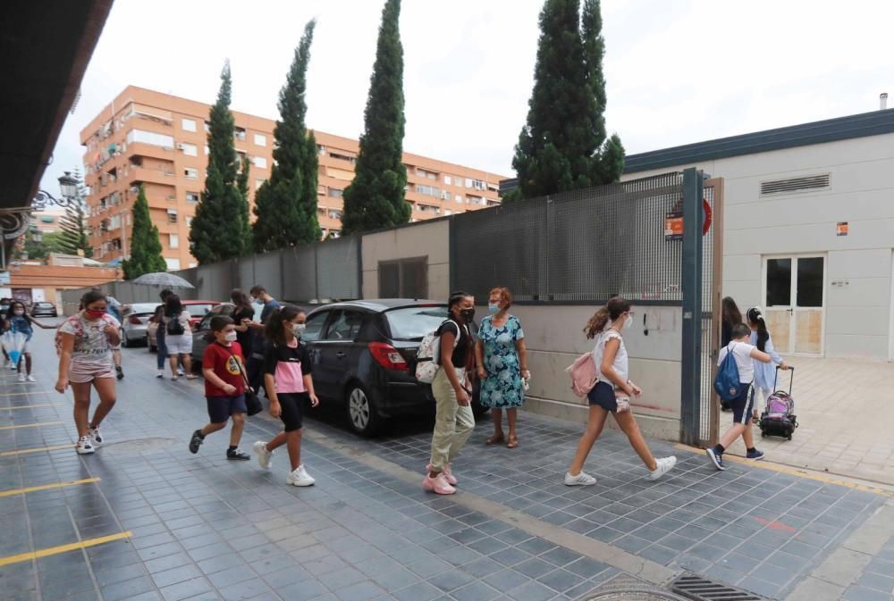 Alumnes entreant al col·legi José Soto Micó