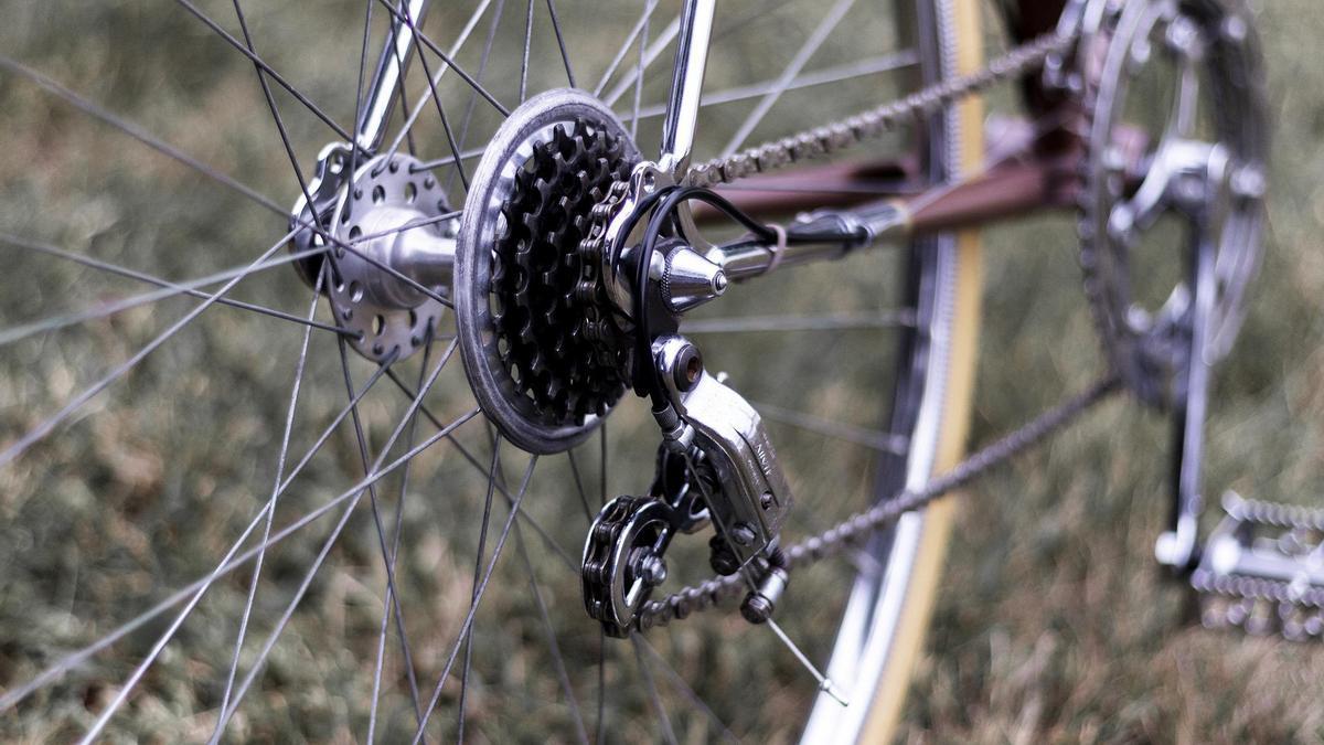 Así debes limpiar la cadena de tu bicicleta.